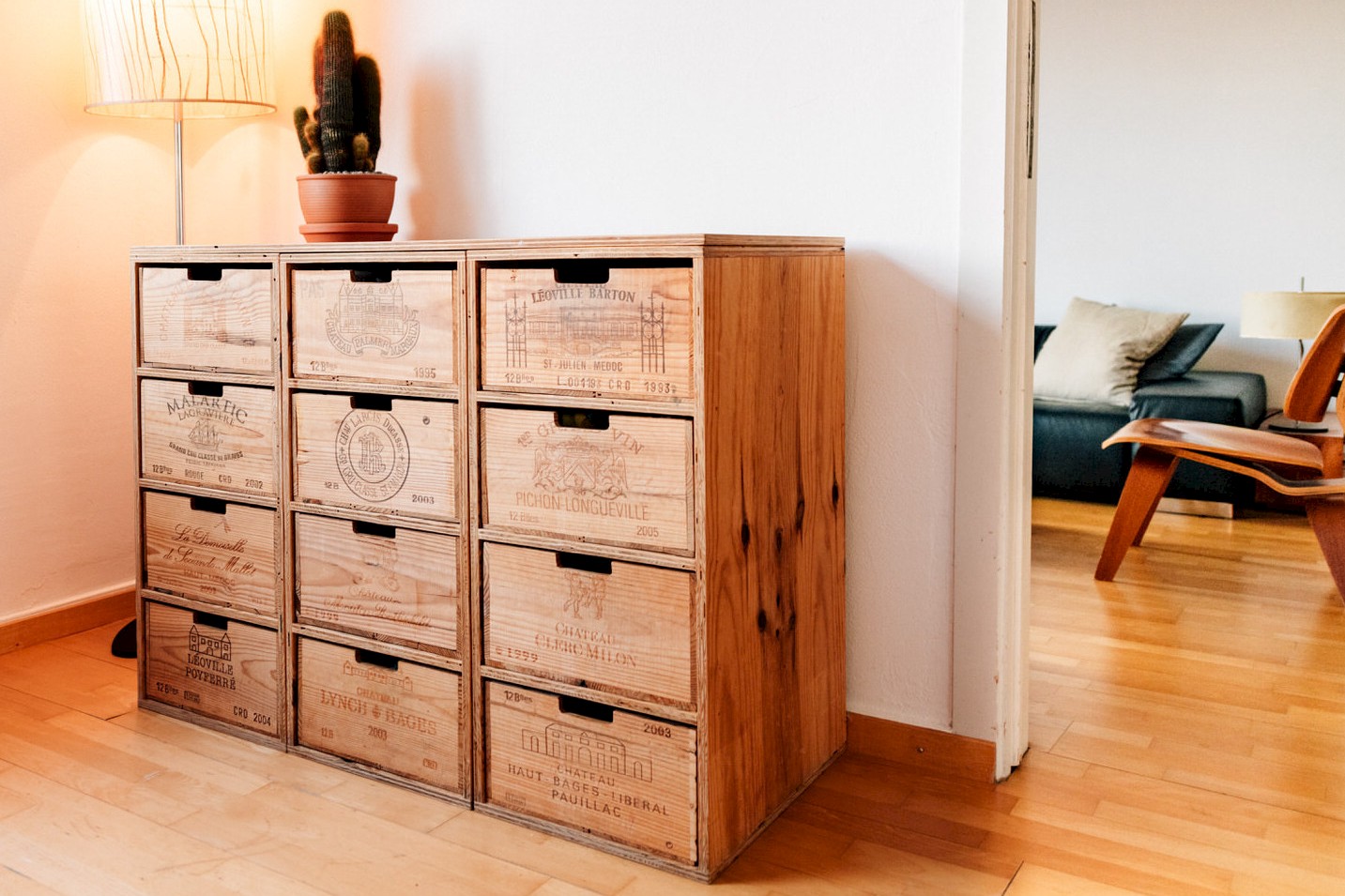 Das Raumwunder: Sideboard Gross (mit 3 x 4 Schubladen - aus 12er Weinkisten)